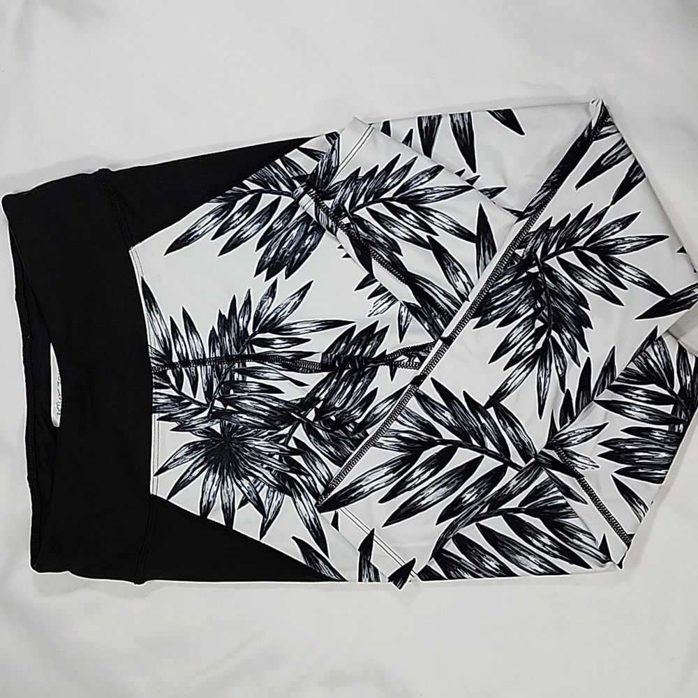 BETSEY JOHNSON BLACK TROPICAL PERFORMANCE LEGGINGS SIZE XS